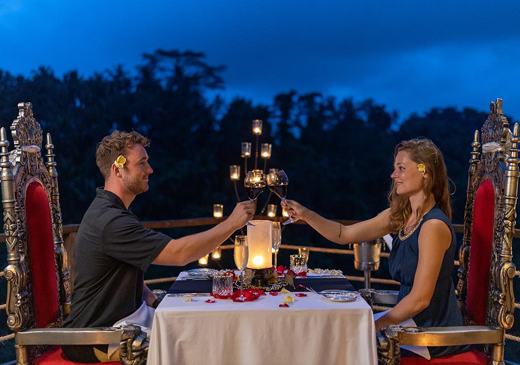 romantic-dinner-at-flying-leaf